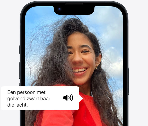 iPhone met daarop een foto van een vrouw met golvend zwart haar die lacht, waarop deze bschrijving wordt gegeven